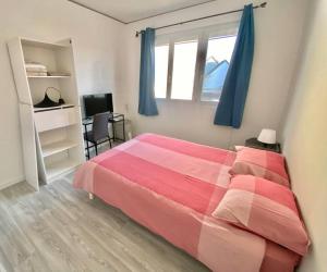 um quarto com uma grande cama vermelha e uma secretária em La spacieuse - 4 chambres - RER C 10min - Paris em Brétigny-sur-Orge