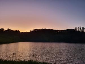 a view of a lake at sunset at Rancho do Pijuca in Ortigueira