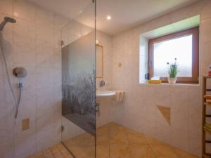 ein Bad mit einer Dusche und einem Waschbecken in der Unterkunft Gästehaus Schwaiger - Lendgasse in Kössen