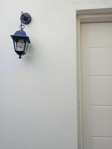 馬德琳港的住宿－Pedro_Simón，门旁白色墙壁上的灯光