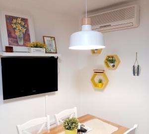 TV a/nebo společenská místnost v ubytování Apartment Megi in Supetar historical core