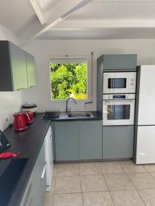Kuchyň nebo kuchyňský kout v ubytování Maison Créole Mawuly