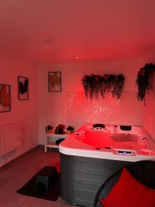 ein rotes Bad mit einer Badewanne in einem Zimmer in der Unterkunft Royal’Quality in Boussy-Saint-Antoine