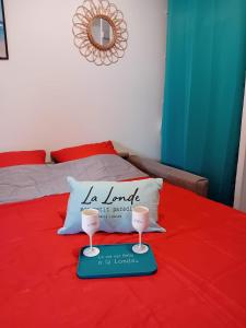 Postel nebo postele na pokoji v ubytování Charmant Studio en rez de jardin dans propriété privé pour 4 personnes