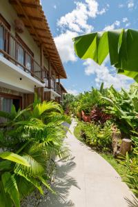 um caminho que leva a um resort com plantas em Villa Meraki em Pipa