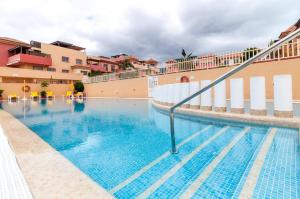 Bazén v ubytovaní Luxurious Apartment In Terrazas Del Duque alebo v jeho blízkosti