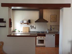 eine Küche mit Spüle und Herd oberen Backofen in der Unterkunft La Zenia in Casabermeja + 39 Fotos