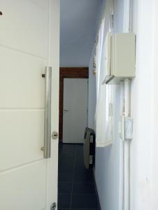 een badkamer met een deur en een hal bij Pedro_Simón in Puerto Madryn