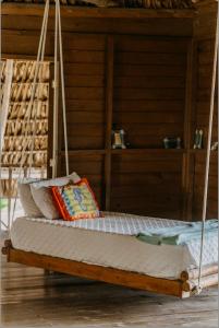 łóżko z huśtawką i poduszką na górze w obiekcie Pacifica w mieście Sipacate