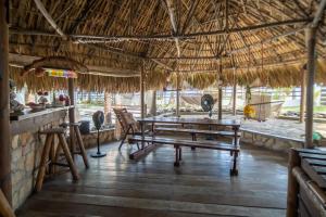 Pacifica في Sipacate: مطعم بطاولة وكراسي وبار