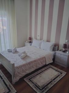 1 dormitorio con 1 cama con 2 almohadas en Σε κεντρικό δρόμο της πόλης, en Kastoria
