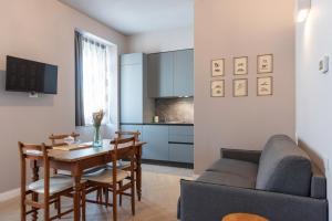 sala de estar con mesa y sofá en CASA PEPE ROOMS & APARTMENTS en Trieste