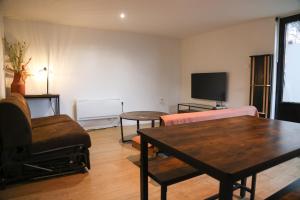 Appartement avec une chambre的电视和/或娱乐中心
