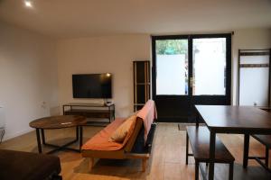 蒙雷里Appartement avec une chambre的带沙发和桌子的客厅