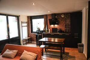 蒙雷里Appartement avec une chambre的带沙发和桌子的客厅