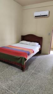 Un dormitorio con una cama en una habitación con aversión en Doña Elena, en Punto Fijo