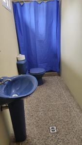bagno con tenda doccia blu e 2 servizi igienici di Doña Elena a Punto Fijo