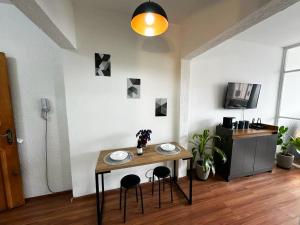 - une salle à manger avec une table et deux chaises dans l'établissement Apartamento Central Porto Alegre, à Porto Alegre