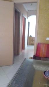 Zimmer mit Sofa, Tisch und Flur in der Unterkunft Dar El Ghali in Er Rachidia