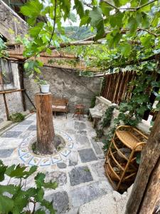 a courtyard with a tree and a bench and a table at Camerelle Apartments - casa vacanze in Castellammare di Stabia