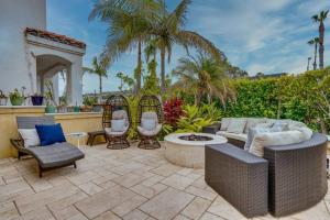 d'une terrasse avec un canapé, des chaises et un foyer extérieur. dans l'établissement Luxury Beach House Rooftop Deck, à Huntington Beach