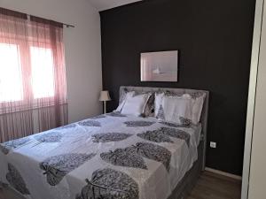 ein Schlafzimmer mit einem Bett mit einer schwarzen Wand in der Unterkunft Apartmani Zoran in Drage