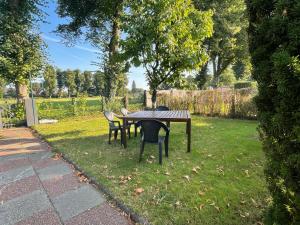 a table and chairs sitting in the grass at Gemütliche EG-Wohnung im Herzen Schleswig-Holsteins in Neumünster +2 photos