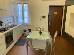 Charming Canonica Apartments tesisinde mutfak veya mini mutfak