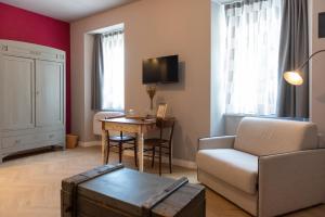 得利雅斯特的住宿－CASA PEPE ROOMS & APARTMENTS，客厅配有沙发和桌子