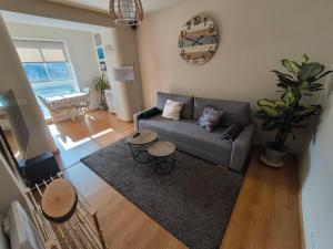 salon z kanapą i stołem w obiekcie Ideal Parejas - Tranquilidad y naturaleza - Vistas al lago w mieście Osséja