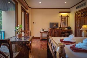 TV a/nebo společenská místnost v ubytování Baan Hin Sai Resort & Spa