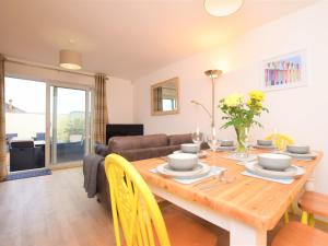 een eetkamer en een woonkamer met een houten tafel bij 3 Bed in Westward Ho 74354 in Westward Ho