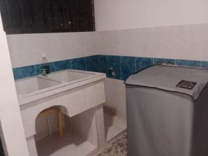 バジェドゥパルにあるPARTAMENTO VALLEDUPARのバスルーム(洗面台、トイレ付)