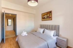 マラケシュにあるMoroccan typical flat, Hivernageのベッドルーム(白い枕の大型ベッド1台付)