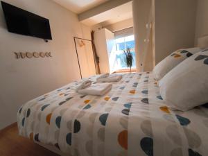 1 dormitorio con 1 cama grande y TV en la pared en Ideal Parejas - Tranquilidad y naturaleza - Vistas al lago en Osséja