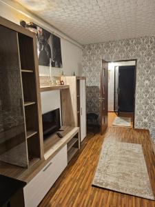 ein Wohnzimmer mit einem TV und einem Sofa in der Unterkunft Garsoniera Dary Bloc G2str Mihai Bravu in Turnu Măgurele