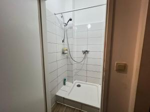 ein Bad mit Dusche und WC in der Unterkunft Neat 1BR Apt. Simmering - Ideal for Longstays in Wien + 5 Fotos