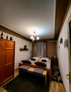 1 Schlafzimmer mit 2 Betten und einer Kommode in der Unterkunft Kata Vendégház in Sátoraljaújhely