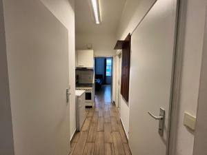 Een keuken of kitchenette bij Neat 1BR Apt. Simmering - Ideal for Longstays