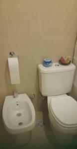 Łazienka z białą toaletą i umywalką w obiekcie Departamento hermoso en Almagro w BuenosAires