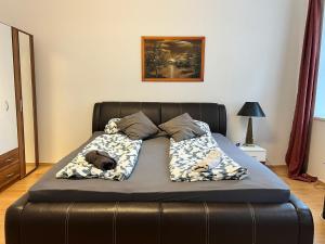 Een bed of bedden in een kamer bij Neat 1BR Apt. Simmering - Ideal for Longstays