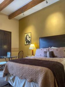 - une chambre avec un grand lit et une table dans l'établissement Hotel Casa María Félix, à Álamos