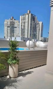 - une vue sur les toits de la ville avec de grands bâtiments dans l'établissement Departamento hermoso en Almagro, à Buenos Aires