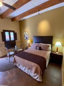 - une chambre avec un grand lit et une table dans l'établissement Hotel Casa María Félix, à Álamos