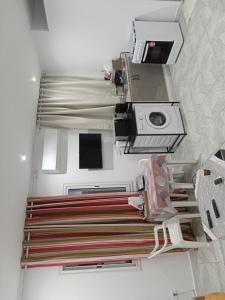 um quarto com escadas e uma cozinha com fogão em Appartement S+0 a borj cedria erriadh em Potinville