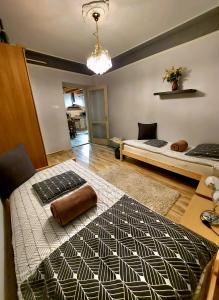 1 dormitorio con 2 camas en una habitación en Kata Vendégház, en Sátoraljaújhely