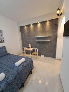 ミラノにあるB&B Apartment San Siro Stadio 132の部屋にベッドとテーブルがある寝室