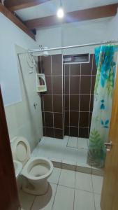 a bathroom with a toilet and a shower at Quinta Felicidad in Pedro Vicente Maldonado