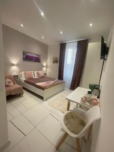 um quarto com uma cama, uma mesa e uma cadeira em Laura Rooms em La Spezia