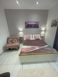 um quarto com uma cama grande e um sofá em Laura Rooms em La Spezia